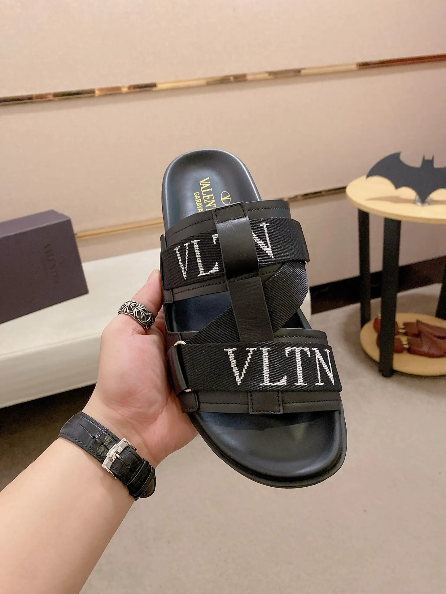 Men's shoes 💰: 480💰[Valentino] New couple 👫Boutique slippers, counter quality, classic plaid, the actual workmanship is quite complex🔰The uppers are made of imported fabrics➕🐑Sheepskin lining, which tests the craftsman's craftsmanship➕original PU outsole. Size: Women’s size: 35-44. Men's size 38-44 (can be customized to size 45, non-refundable)